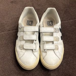 Veja sneakers Velcro size 7 white with black